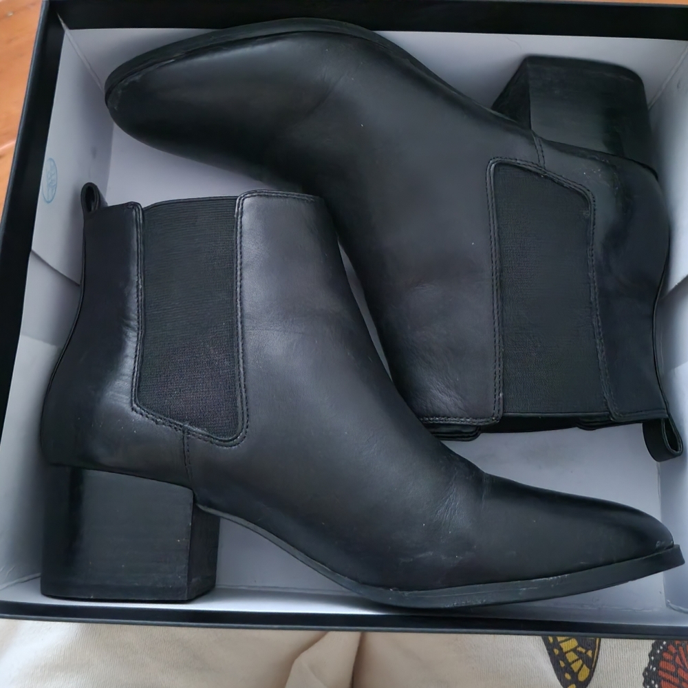 Nine West Leather Chelsea bootie COLT